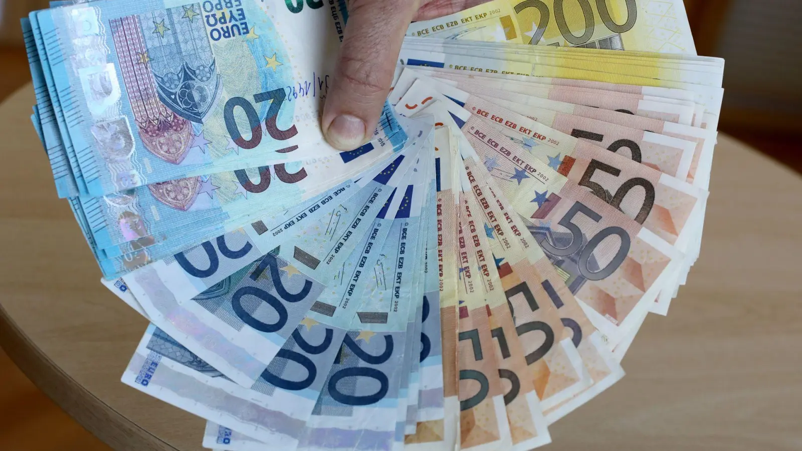 Mit einem falschen Fünfziger wollte ein Mann in Nürnberg bezahlen - erfolglos. (Symbolbild) (Foto: Bernd Wüstneck/dpa-Zentralbild/dpa)