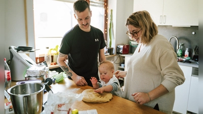 Michelle und Westyn Crawford mit ihrem Sohn David, der das Down-Syndrom hat und im März zwei Jahre alt wird. (Foto: Vanessa Debus)