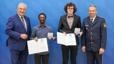 Innenminister Joachim Herrmann hat Dwayne Mensah und Justus Schneller (von links) für ihren mutigen Einsatz ausgezeichnet. Sie bekamen auch von Landespolizeipräsident Michael Schwald ein großes Lob. (Foto: Innenministerium Bayern/Alexandra Beier)