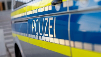 Als ein 41-Jähriger in den Streifenwagen einsteigen sollte, wehrte er sich und wurde gefesselt. (Symbolbild: Daniel Karmann/dpa)