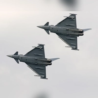 Zwei Kampfjets kreisten im Oktober vergangenen Jahres über Herrieden. Das unangekündigte Tiefflugmanöver wurde mangelhaft ausgeführt, sagt die Bundeswehr. (Symbolbild: Andreas Glöckner/pixabay)