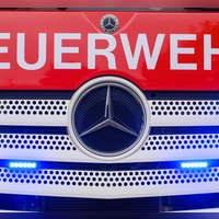 Die Feuerwehr rückt nachts zu einem brennenden Wohnhaus aus. (Symbolbild) (Foto: Klaus-Dietmar Gabbert/dpa)
