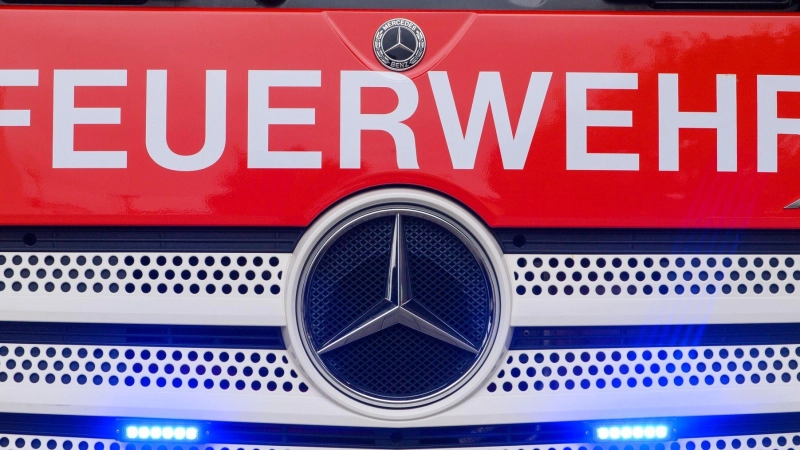 Die Feuerwehr rückt nachts zu einem brennenden Wohnhaus aus. (Symbolbild) (Foto: Klaus-Dietmar Gabbert/dpa)