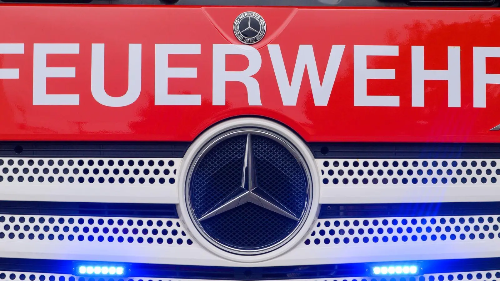 Die Feuerwehr rückt nachts zu einem brennenden Wohnhaus aus. (Symbolbild) (Foto: Klaus-Dietmar Gabbert/dpa)