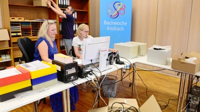 Uta Heindl-Mattern (links), Petra Plaha und Christian Mall vom Bachwochen-Team bei den letzten Vorbereitungen im Festspielbüro in der Karolinenstraße 30:  (Foto: Jim Albright)