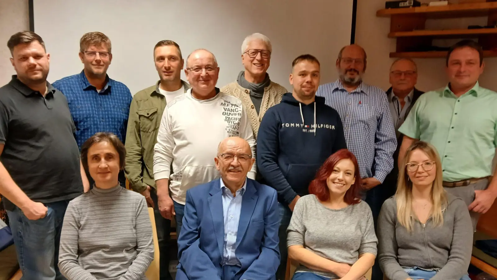 Unser Foto entstand nach der Nominierung und zeigt den Bürgermeisterkandidaten Georg Held (vorne, 2. von links) zusammen mit den Gemeinderatskandidatinnen und -kandidaten der Liste GfB. (Foto: Friedrich Zinnecker)