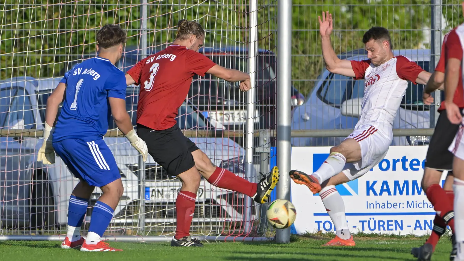 Da fällt das 2:1 für Dinkelsbühl: Fabian Soldner (in Weiß) behält die Übersicht und trifft, die Arberger Fabian Schneider (in Rot) und Torwart Max Baumgärtner haben das Nachsehen. (Foto: Martin Rügner)