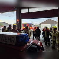 Im Feuerwehrgerätehaus Uehlfeld sammeln sich die Kräfte. (Foto: Kreisfeuerwehrverband NEA/Rainer Weiskirchen)