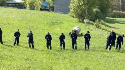 Die Polizisten suchen einen 18-Jährigen - und vermuten ein Gewaltverbrechen. (Archivbild) (Foto: Michaela Johannsen/dpa)