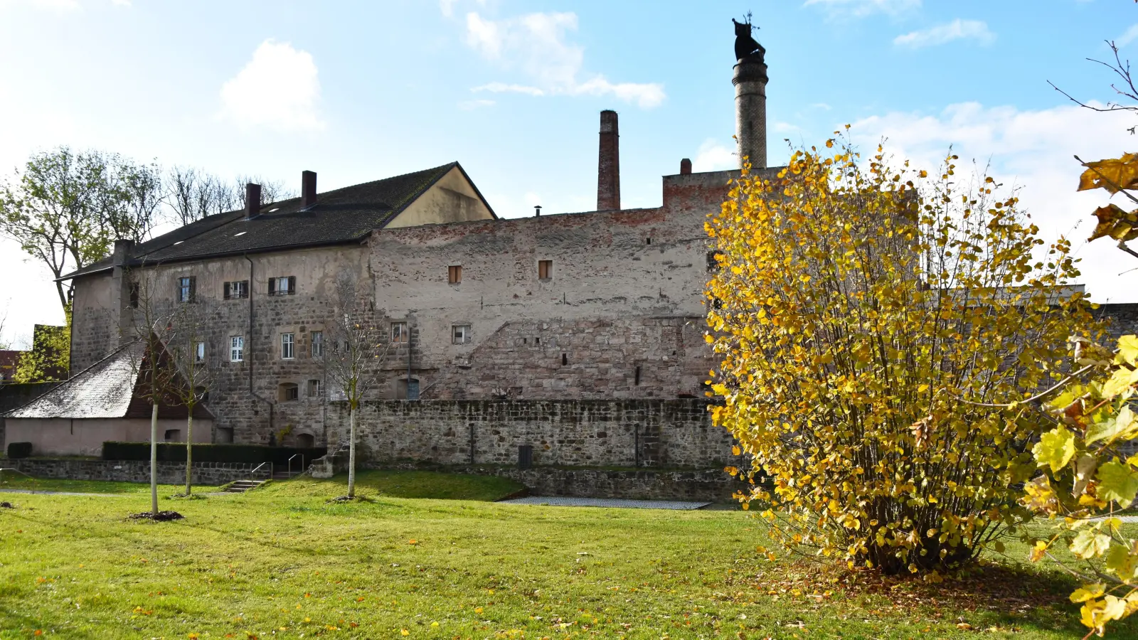 Der Palas (links) des Stadtschlosses und die ehemalige Brauerei (rechts) sollen saniert werden. Das künftige Nutzungskonzept war nun auch Thema in der Bürgerversammlung in Herrieden. (Foto: Werner Wenk)