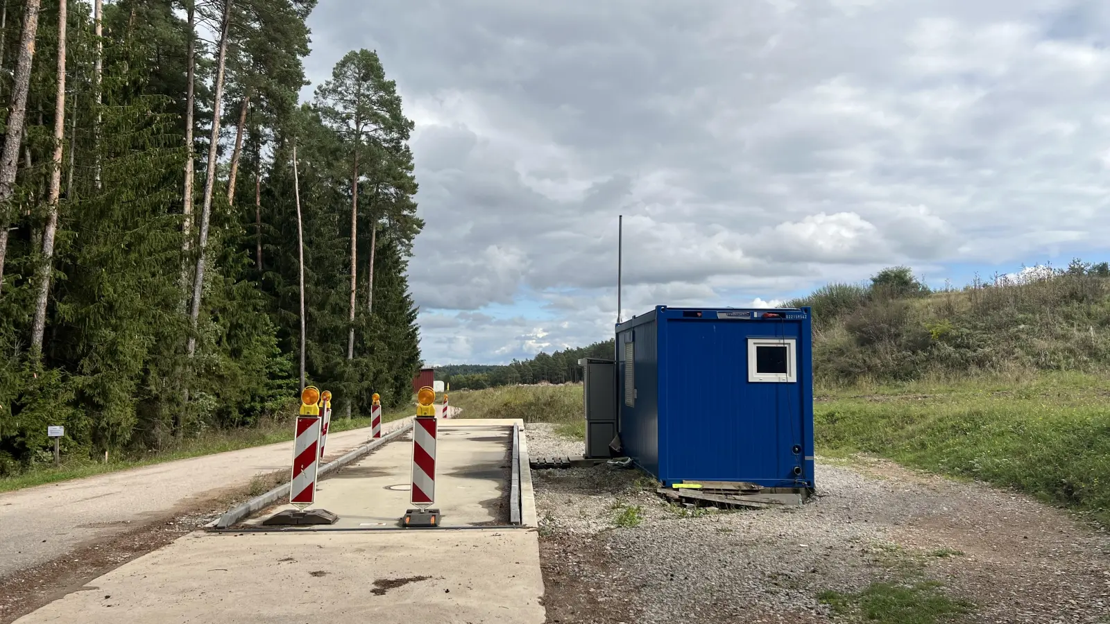 Lastenwaage und Bürocontainer: Der Markt Dietenhofen hat in den vergangenen Jahren viel in seine Bauschutt- deponie investiert und außerdem jedes Jahr ein hohes Betriebsdefizit ausgeglichen. Höhere Gebühren sollen in Zukunft verhindern, dass die Einrichtung weiterhin rote Zahlen schreibt. (Foto: Yvonne Neckermann)