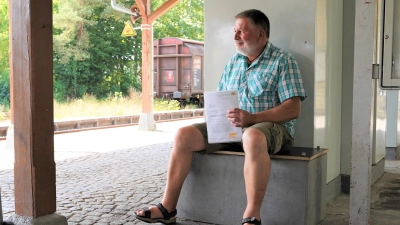 Der Betonsockel, auf dem Ralph Dürr jetzt sitzt, war früher der Unterbau des Fahrkartenautomaten. Die Petition des Inklusionsbeirates hat mit dazu beigetragen, dass es dieses Angebot bald wieder geben wird.