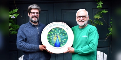 Joris Callens und Kurt Endreß mit der Kerwascheibe.  (Foto: Gudrun Schwarz-Köhler)