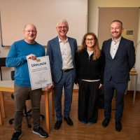 Freuen sich über den Schulpreis (von links): der Vorsitzende des Personalrats, Stefan Schmitt, der Ministerialbeauftragte für die Realschulen Mittelfrankens, Michael Schmidt, sowie Schülersprecherin Liora Reiser und Schulleiter Thomas Häckel. (Foto: Marco Ganzmann)