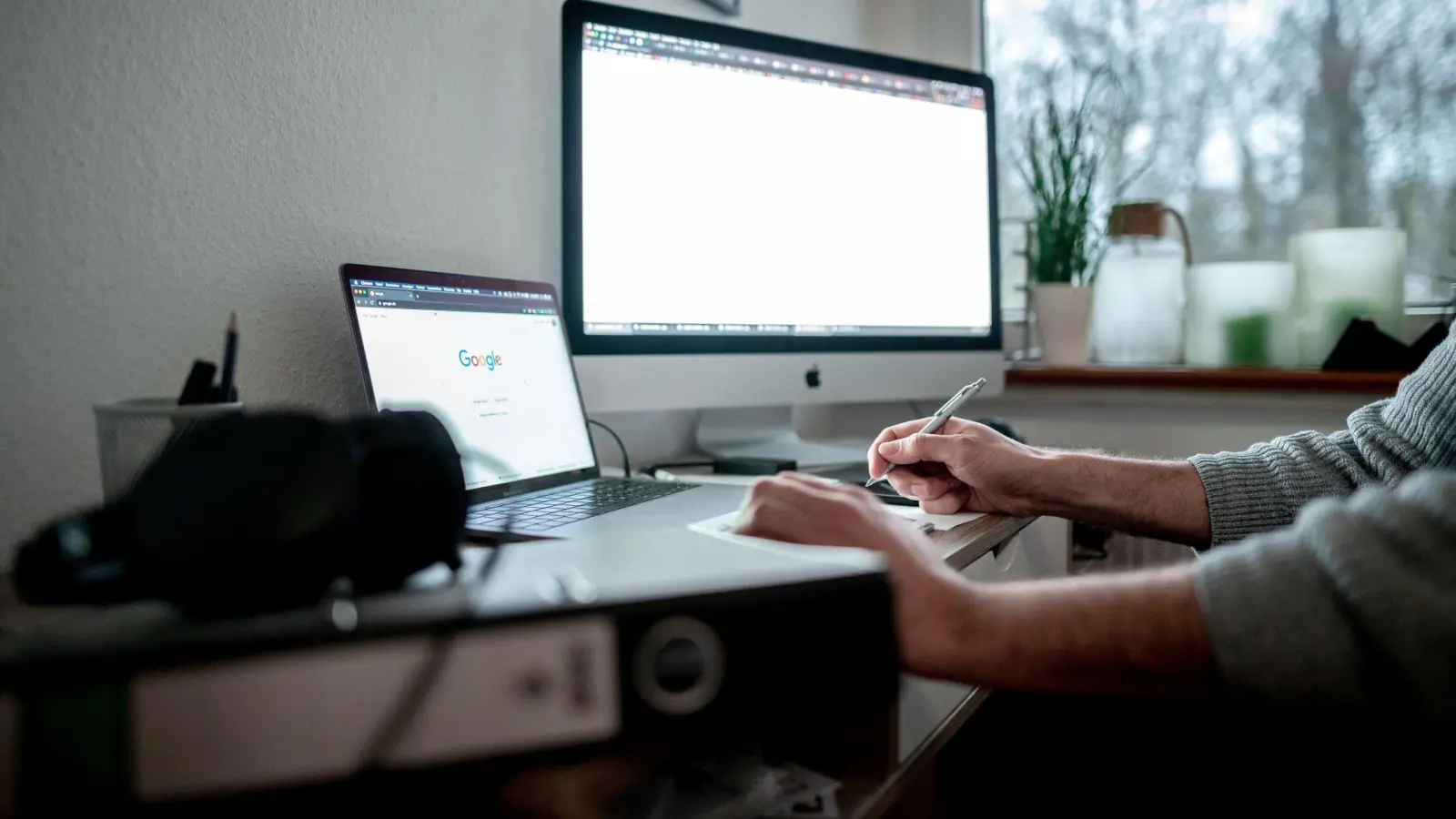 Die Arbeit im Homeoffice erleichtert es Beschäftigten, Beruf und Privatleben zu vereinbaren. (Foto: Fabian Strauch/dpa/dpa-tmn)