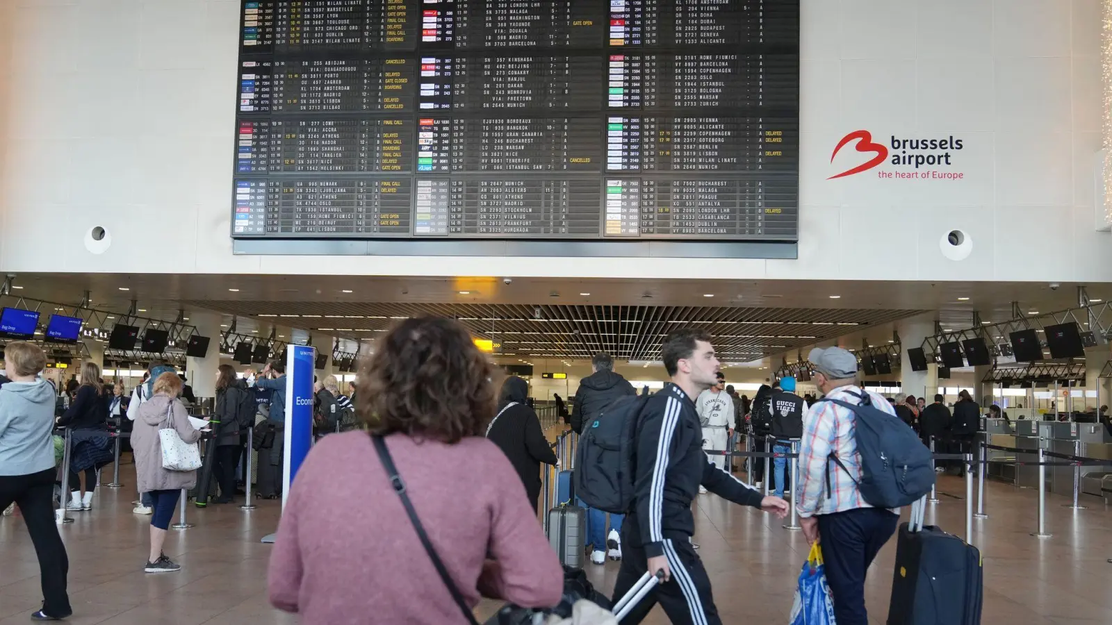 Am Dienstagabend kam der Flugbetrieb am Brüsseler Flughafen wegen Drohnen zweimal zum Erliegen. (Foto: Virginia Mayo/AP/dpa)