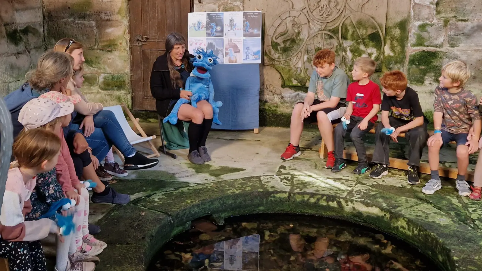 Märchenstunde im Heilsbronner Brunnenhaus: Irene Gesell leiht dem Quellquapp, einer selbst gemachten Klappmaulpuppe, ihre Stimme und bewegt ihn. (Foto: Sophia Schmidt)