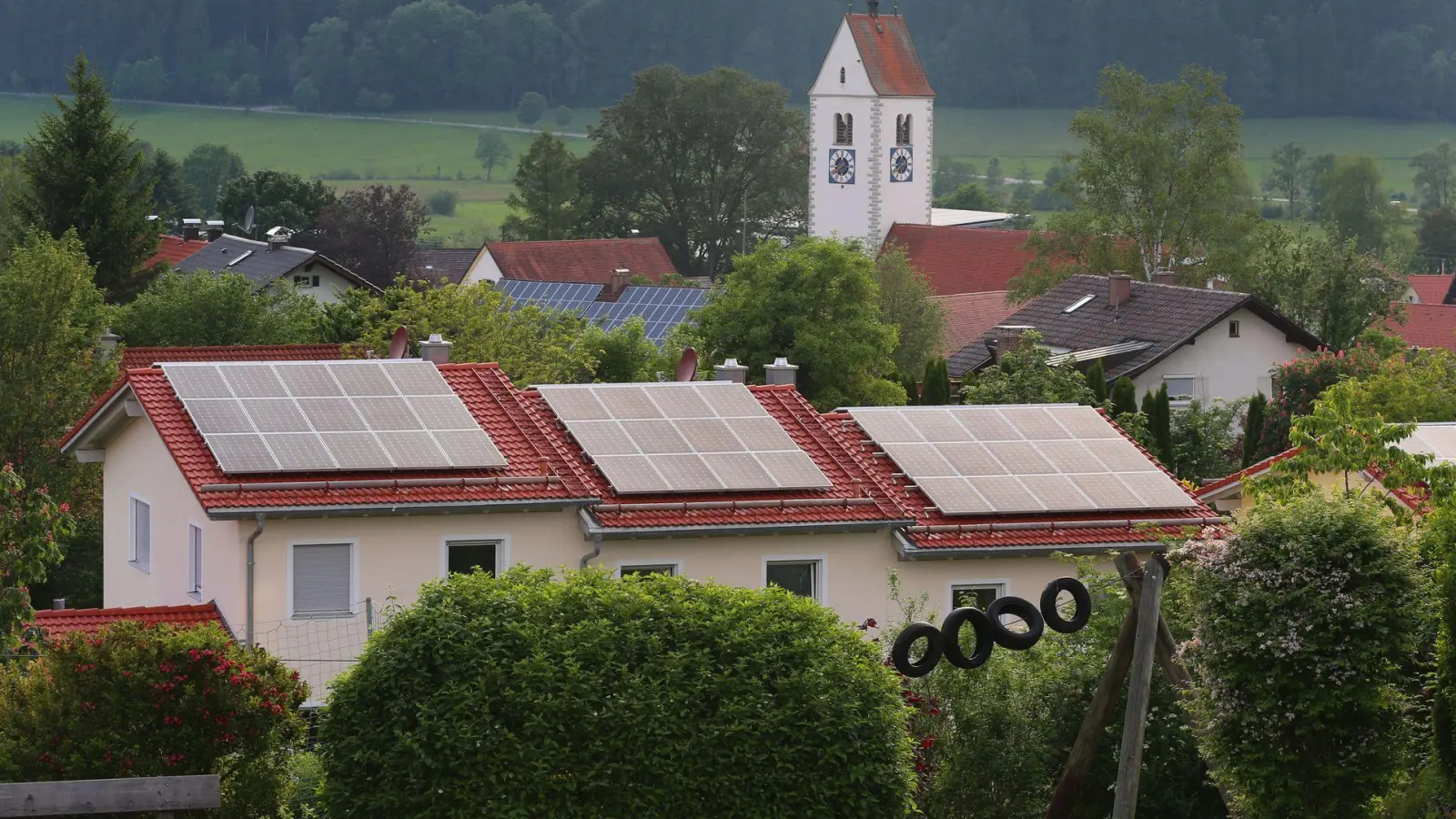 Solaranlagen in Wildpoldsried im Kreis Oberallgäu. Nach Hochrechnung des Energiekonzerns Eon produzierten die Solaranlagen in Bayern 2024 im bundesweiten Vergleich den meisten Strom (Archivbild) (Foto: Karl-Josef Hildenbrand/dpa)