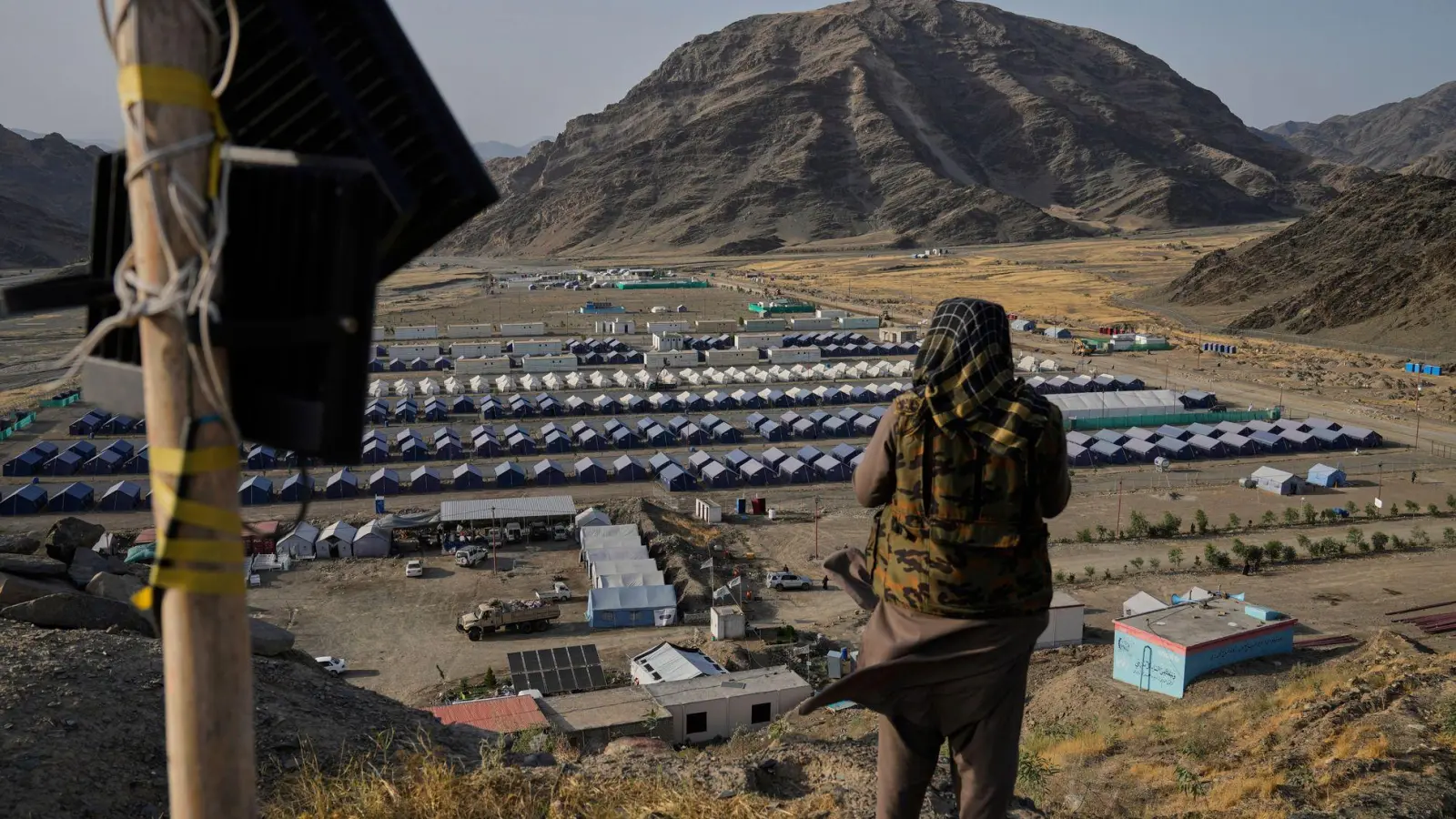 Die Rückkehrer erwartet oft ein Leben in Armut. Viele hatten einst ihre Häuser verkauft, um die Flucht beziehungsweise Auswanderung zu finanzieren. (Archivbild) (Foto: Ebrahim Noroozi/AP/dpa)