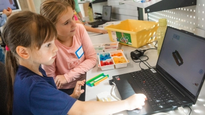 Konzentriert folgen die Mädchen beim Kurs im Technologie Campus an ihrem Laptop der Anleitung zum Programmieren. (Foto: Evi Lemberger)
