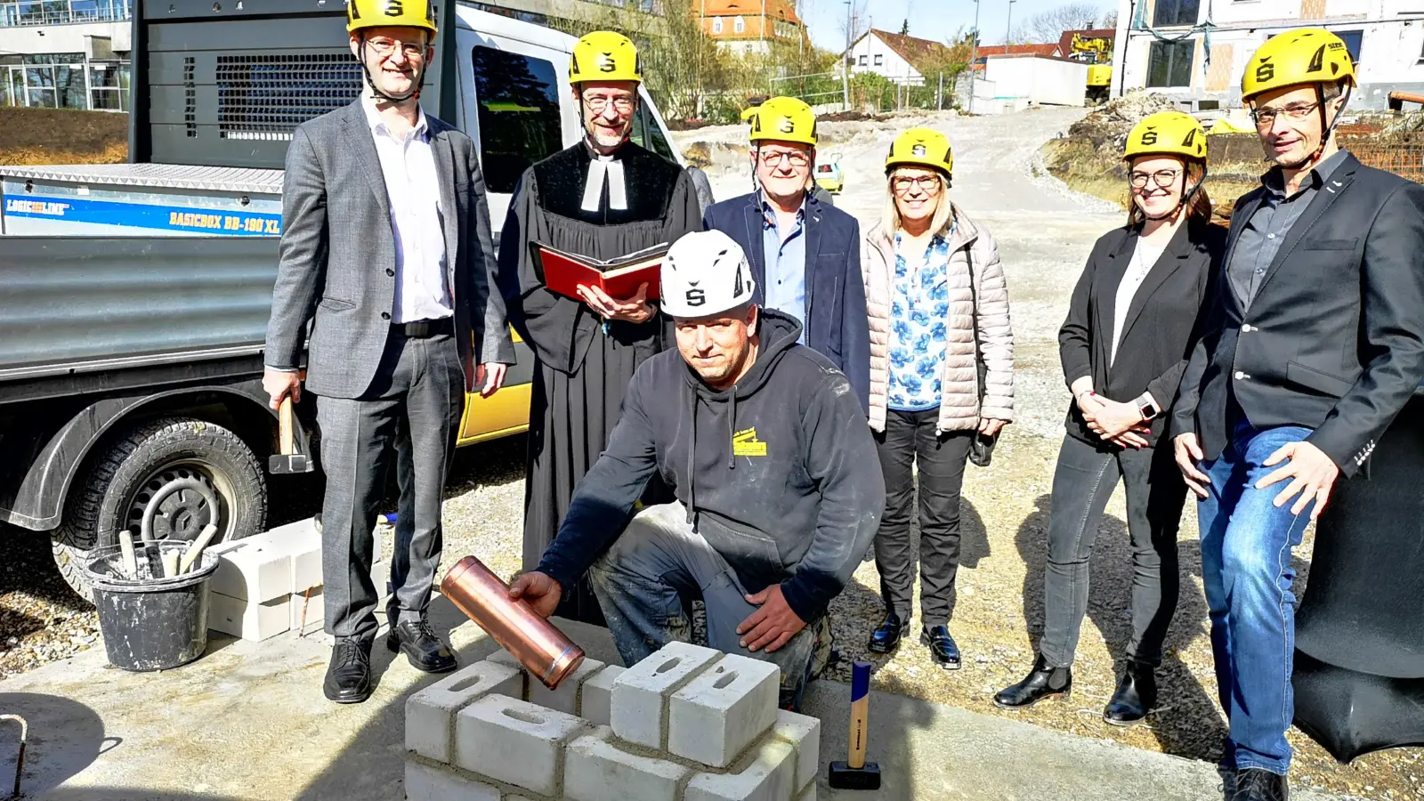 Polier Matthias Zanzinger legte eine Zeitkapsel mit Erinnerungsmaterial in den Grundstein. Hinter ihm (von links): OB Dr. Markus Naser, Pfarrer Markus Dörrer, der frühere Eigentümer Karlheinz Buttig, dessen Lebensgefährtin Kornelia Koch, Immobilienmaklerin Katrin Seybold sowie Christian Stein von der Baufirma. (Foto: Jürgen Binder)