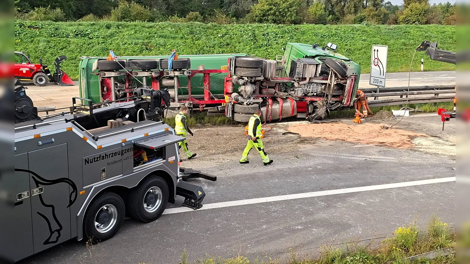 Nach dem Unfall blieb die A3 in beide Richtungen gesperrt, Autofahrer wurden über Rastplätze umgeleitet. (Foto: Markus Bäumler/zema-medien/dpa)