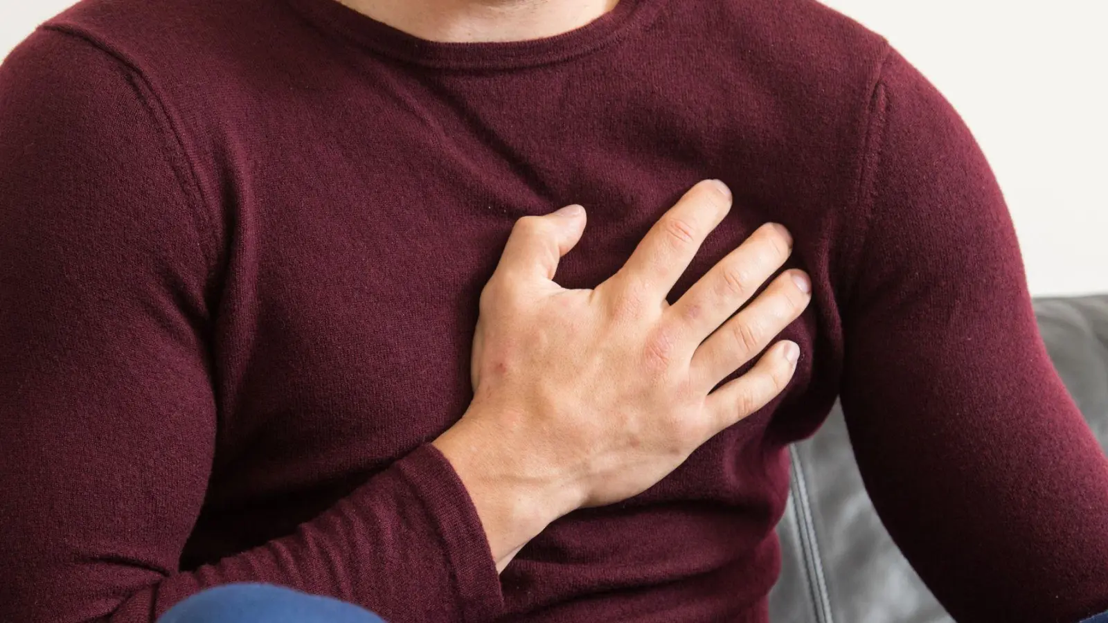Druck und Schmerzen in der Brust: Was tun bei einem Angina-Pectoris-Anfall? (Foto: Christin Klose/dpa-tmn)