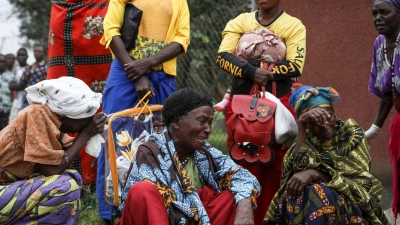 Frauen trauern in Bwera, während sie darauf warten, die Leichen ihrer Angehörigen abzuholen, die mutmaßlich von islamistischen Rebellen getötet wurden. (Foto: Hajarah Nalwadda/AP/dpa)