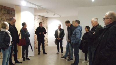 Bei einem Ortstermin im Erdgeschoss des Alten Rathauses erklärte Stadtmarketing-Leiter Dr. Reinhard Reck (4. von links) Mitgliedern des Feuchtwanger Stadtrats, wie die Tourist-Information künftig aussehen soll. (Foto: Jasmin Kiendl)