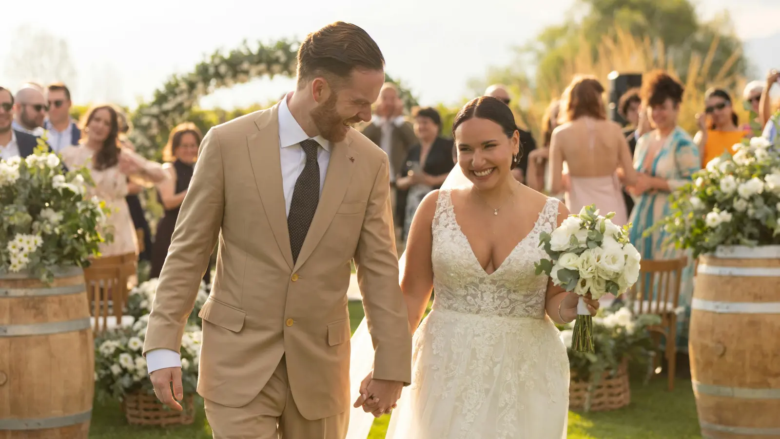 Der große Tag rückt näher und die Anspannung steigt. Hat man wirklich an alles gedacht? Was muss noch erledigt werden? Es ist vollkommen normal, vor dem langersehnten Tag nervös zu sein. Dennoch sollten Sie sich nicht zu sehr auf Perfektion versteifen, sondern Ihren besonderen Tag in vollen Zügen genießen. Das Wichtigste ist, dass Sie und Ihre Lieben eine gute Zeit miteinander verbringen und sich gerne an den Tag erinnern. (Foto: Pexels)