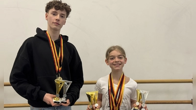 Die jungen Ansbacher Tänzer Jacob Winter (links) und Moritz Greul sind international erfolgreich. Sie freuen sich nicht nur über die aktuell gewonnenen Medaillen und Pokale, sondern vor allem über Stipendien an renommierten Ballettschulen im In- und Ausland. (Foto: Lara Hausleitner)