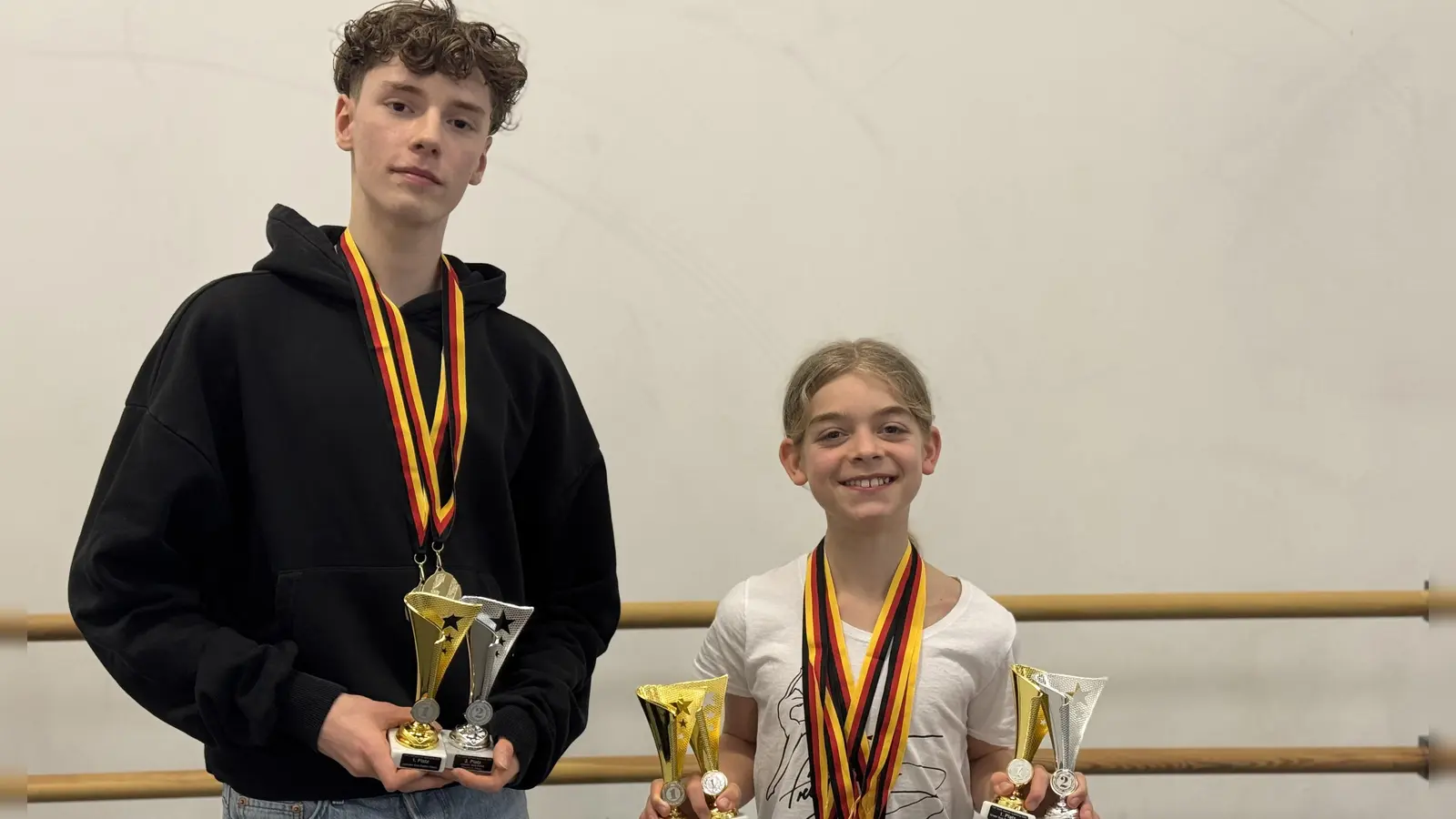 Die jungen Ansbacher Tänzer Jacob Winter (links) und Moritz Greul sind international erfolgreich. Sie freuen sich nicht nur über die aktuell gewonnenen Medaillen und Pokale, sondern vor allem über Stipendien an renommierten Ballettschulen im In- und Ausland. (Foto: Lara Hausleitner)