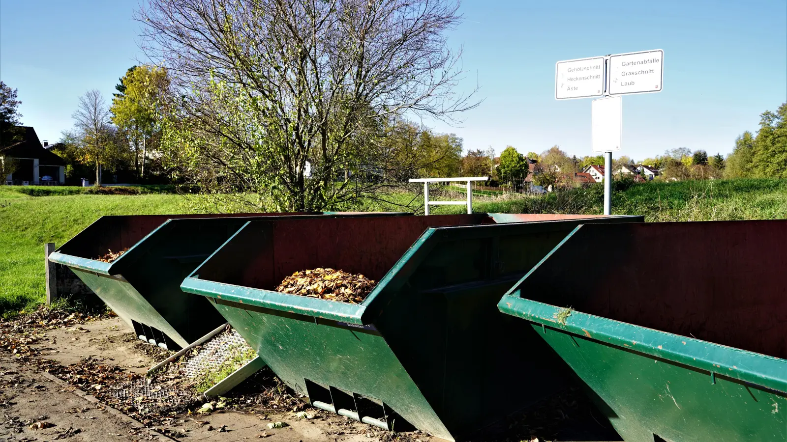 Die Grüngutsammelstellen – wie hier an der Feuchtwanger Straße – sollen nächstes Jahr schließen. Immer wieder wird dort illegal Müll entsorgt oder Grüngut von Orten außerhalb Rothenburgs abgeliefert. Das soll sich durch das neue System ändern. (Foto: Simone Hedler)