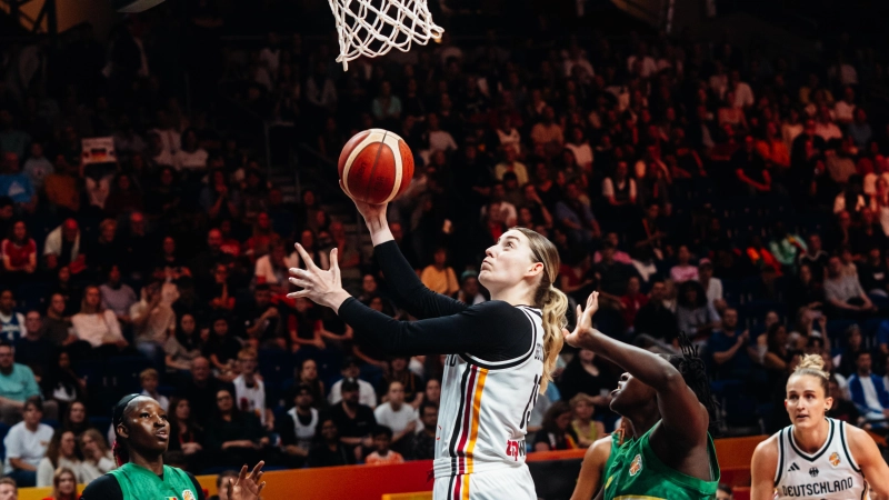 Luisa Geiselsöder (mit Ball) war gegen Südkorea eine starke Präsenz unter dem Korb (hier im Spiel gegen Mali). (Foto: DBB/Demirel)