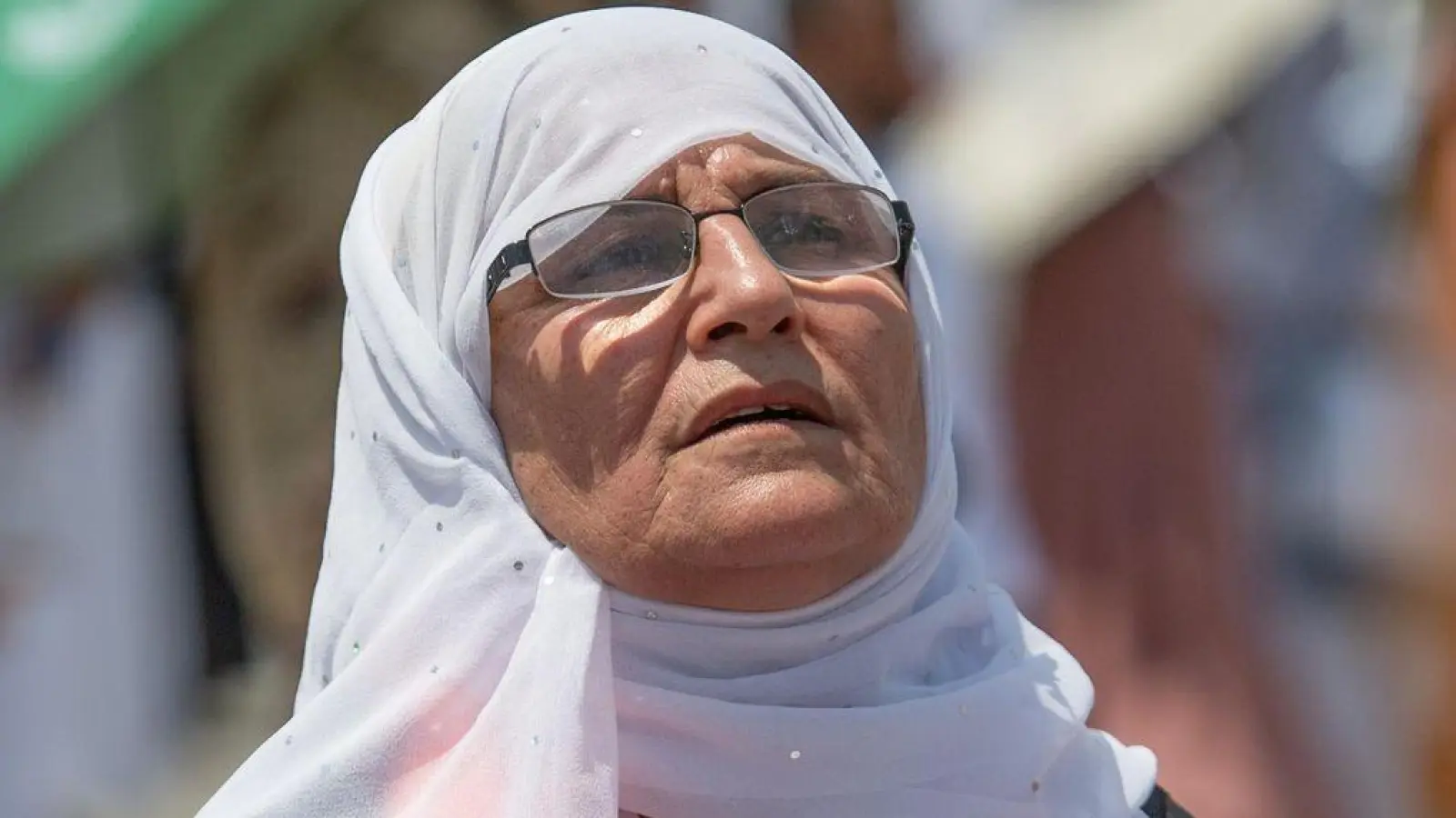 Eine betende Muslimin auf dem Berg Arafat, auch bekannt als Jabal al-Rahma (Berg der Barmherzigkeit) in Mekka. (Foto: Saudi Press Agency/dpa)