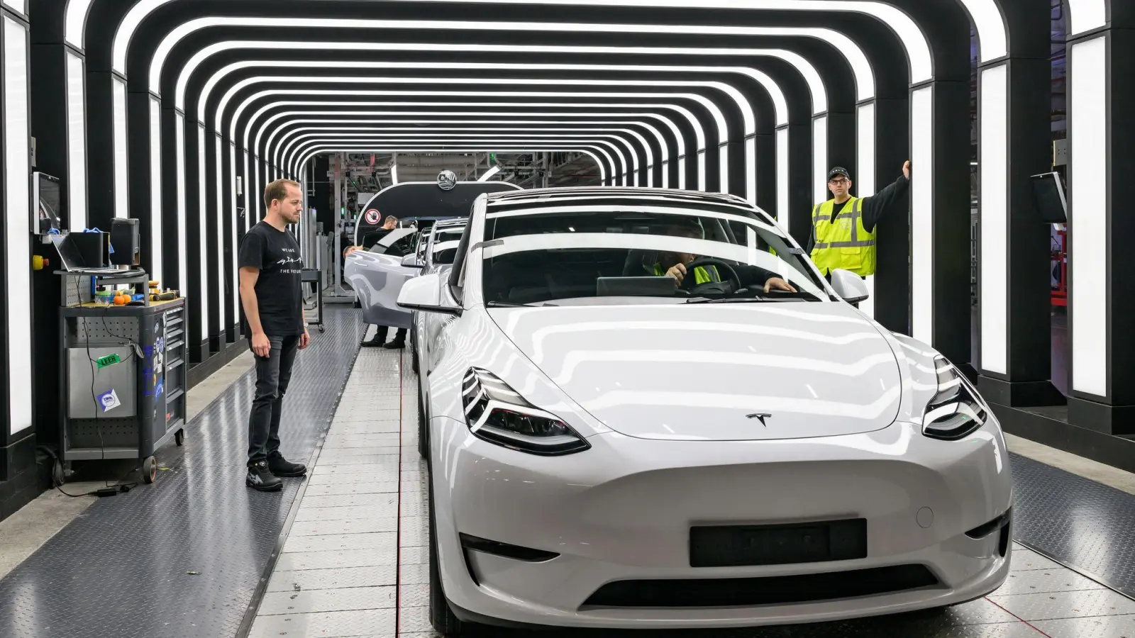 Der Werksleiter der Tesla-Fabrik in Brandenburg, André Thierig, zeigt sich trotz der E-Auto-Krise zuversichtlich (Archivbild). (Foto: Patrick Pleul/dpa)