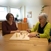 Die Leiterin der Schwangerschaftsberatungsstelle, Christa Escherle (links), und ihre Kollegin Andrea Strauß verwenden in Beratungsgesprächen gern das „Familienbrett”, mit dem spielerisch Lösungen gesucht werden. (Foto: Anna Beigel)
