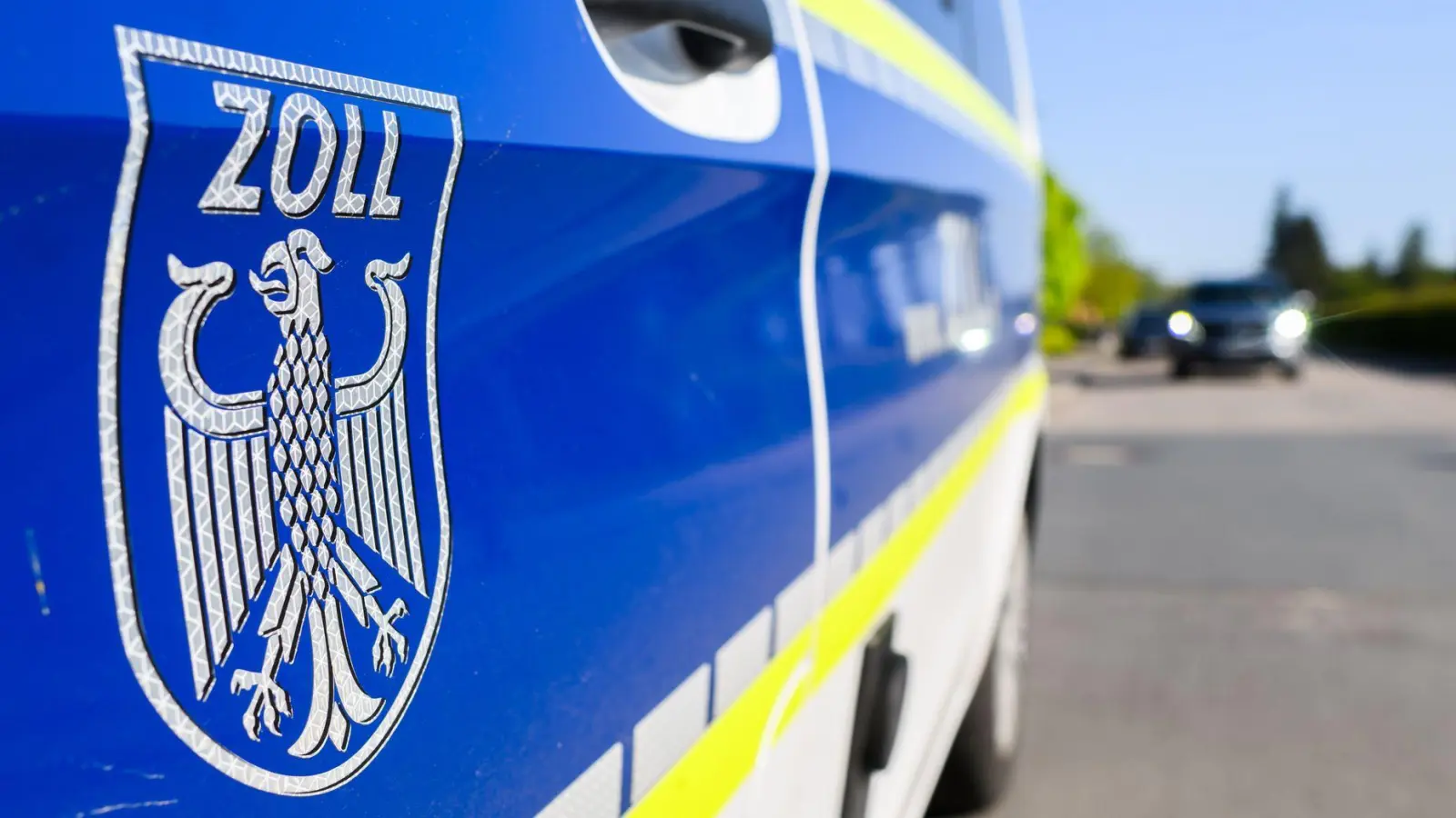 Beamte von Zoll und Polizei nahmen am Dienstag in fünf Bundesländern Durchsuchungen vor. (Symbolbild) (Foto: Julian Stratenschulte/dpa)