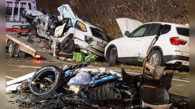 Schwerer Unfall mit mehreren Fahrzeugen in Mittelfranken. (Archivbild) (Foto: Stefan Puchner/dpa)