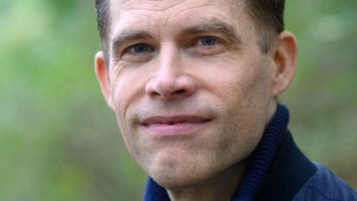 Autor Bas Kast bei einem Spaziergang am Berliner Schlachtensee.  (Foto: Bernd von Jutrczenka/dpa)