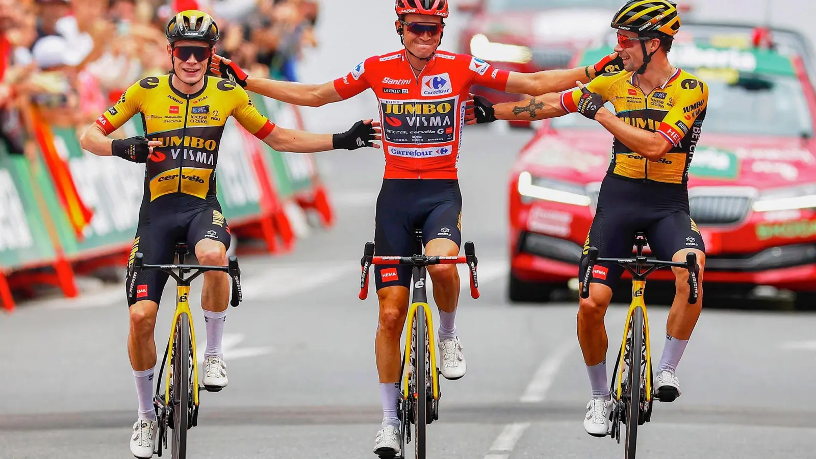 Sepp Kuss (M), Jonas Vingegaard (l) und Primoz Roglic gewannen in diesem Jahr alle drei großen Landesrundfahrten für Jumbo-Visma. (Foto: Roth/dpa)