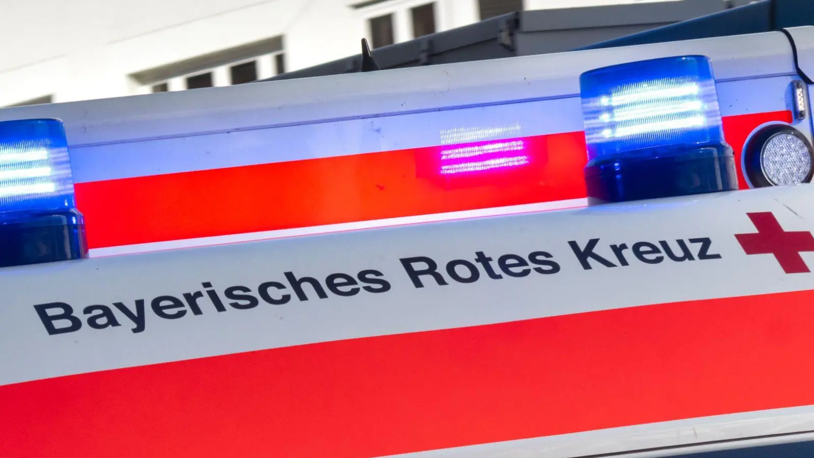 Der Mann hatte Glück im Unglück: Er erlitt leichte Verletzungen an der Schulter. (Symbolbild) (Foto: Peter Kneffel/dpa)