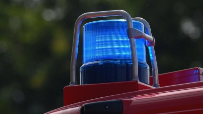 Ein Blaulicht leuchtet auf dem Dach eines Einsatzfahrzeugs der Feuerwehr. (Foto: Robert Michael/dpa-Zentralbild/ZB/Symbolbild)