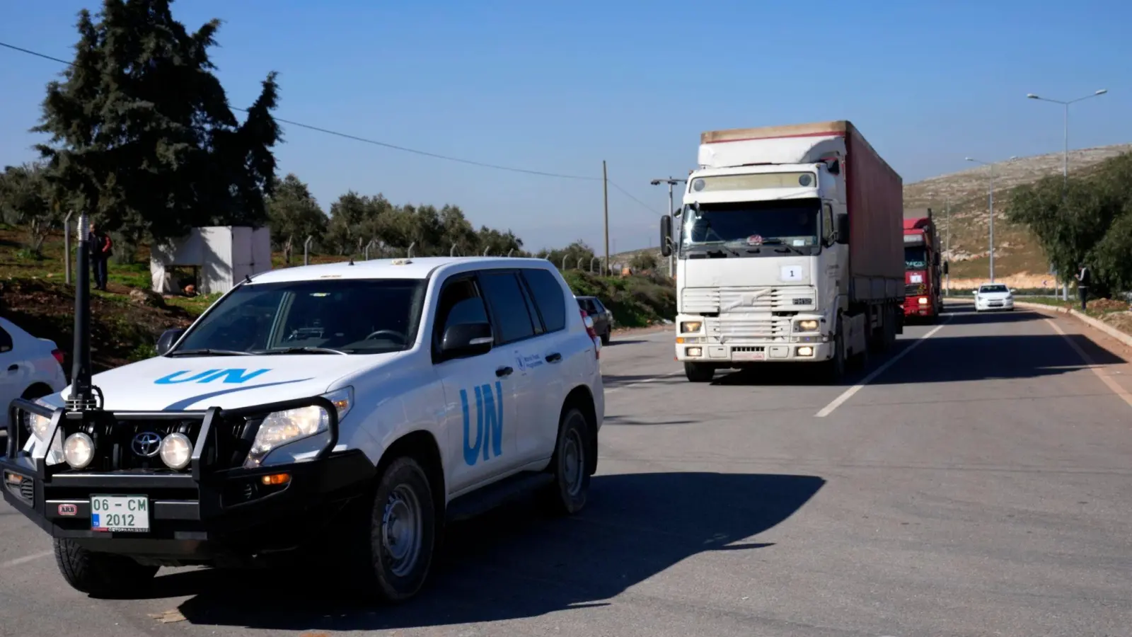 Lastwagen mit Hilfsgütern für Syrien folgen einem UN-Fahrzeug am türkischen Grenzübergang im Südosten der Türkei. (Foto: Hussein Malla/AP/dpa)