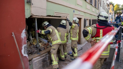  In Bamberg ist ein Auto in eine Hauswand gefahren. (Foto: Pia Bayer/dpa)