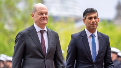 Bundeskanzler Olaf Scholz begrüßt den britischen Premier Rishi Sunak (r) mit militärischen Ehren vor dem Bundeskanzleramt. (Foto: Michael Kappeler/dpa)