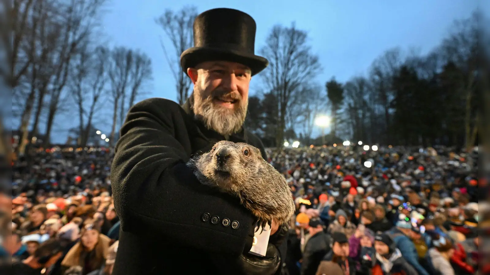 Erst vor wenigen Wochen sagte Murmeltier Punxsutawney Phil - hier gehalten von Murmeltierbetreuer A.J. Dereume - einen frühen Frühling für dieses Jahr voraus. (Foto: Barry Reeger/AP/dpa)