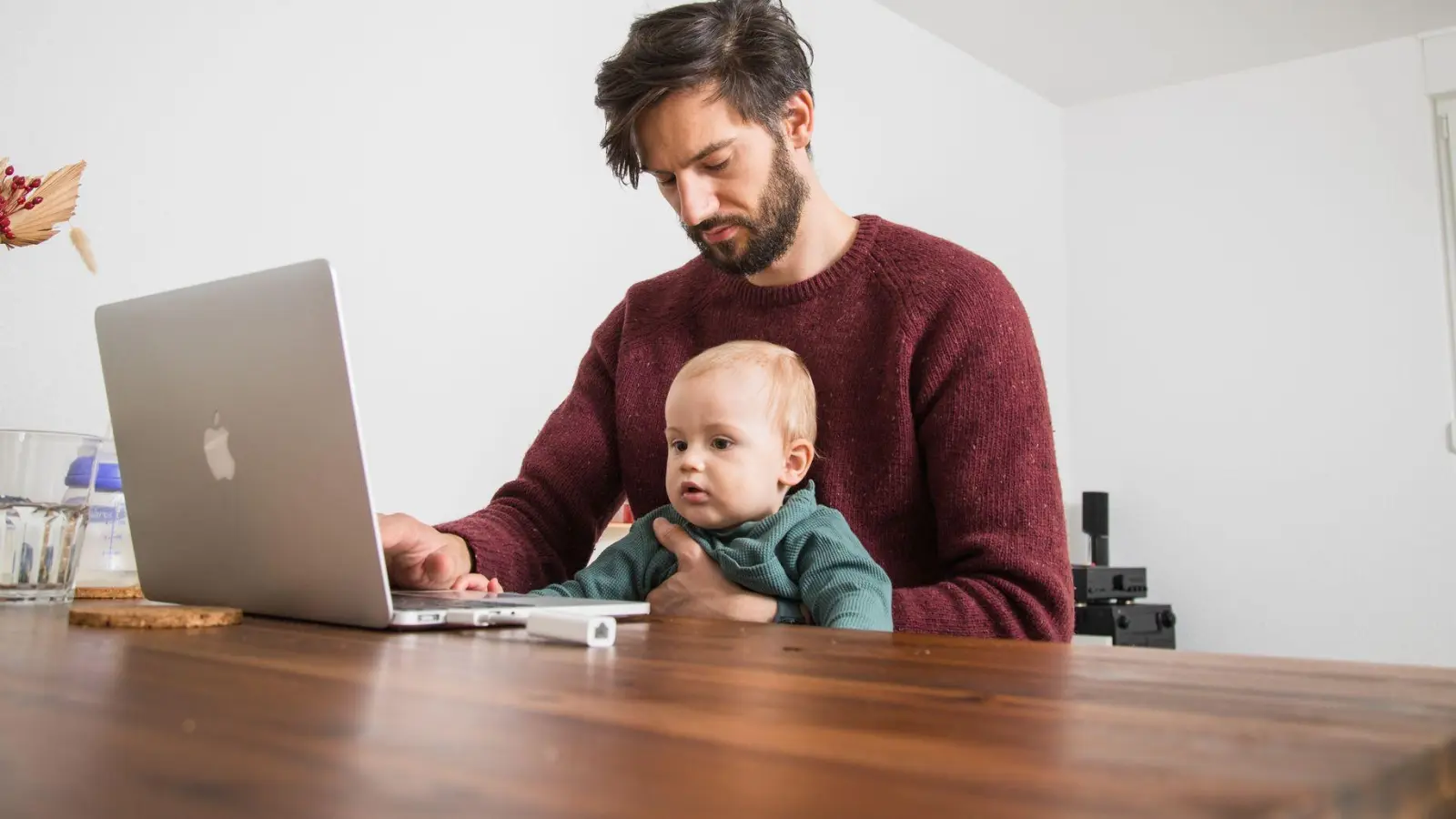 Flexible Arbeitszeiten im Homeoffice: Ein familienfreundlicher Arbeitgeber kann berufstätigen Eltern das Leben erleichtern. (Foto: Christin Klose/dpa-tmn)
