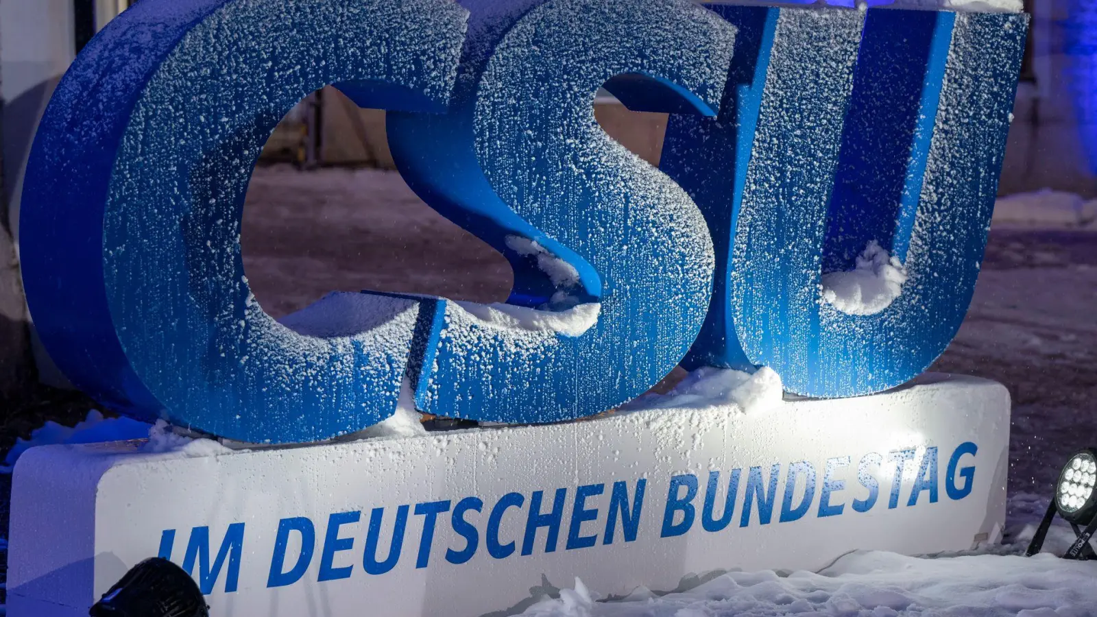 Am 6. Januar geht die Klausur der CSU-Bundestagsabgeordneten in Kloster Seeon los - wie immer werden vorab viele neue politische Forderungen bekannt.  (Foto: Peter Kneffel/dpa)