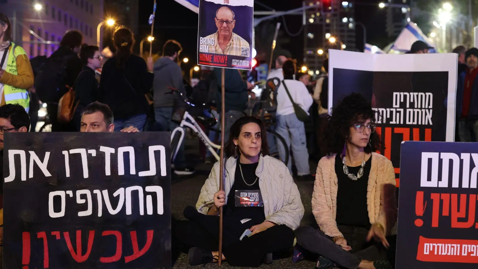 Israelis protestieren in Tel Aviv. (Foto: Ilia Yefimovich/dpa)